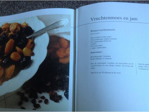 Twee kookboeken één met rundsvlees en één met microgolfoven,