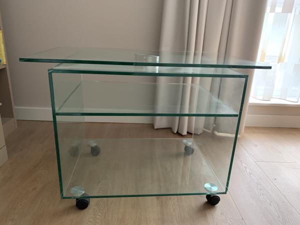 Glazen tafel voor audio en tv
