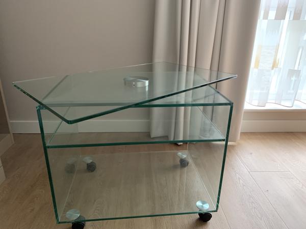 Glazen tafel voor audio en tv