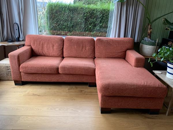 Mooie warm oranje bank