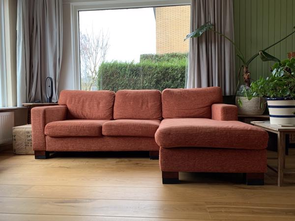 Mooie warm oranje bank