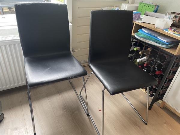 2 Nette leren stoelen