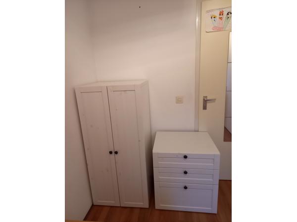 Witte Ikea kast met 3 legplanken en 2 deuren in goede staat