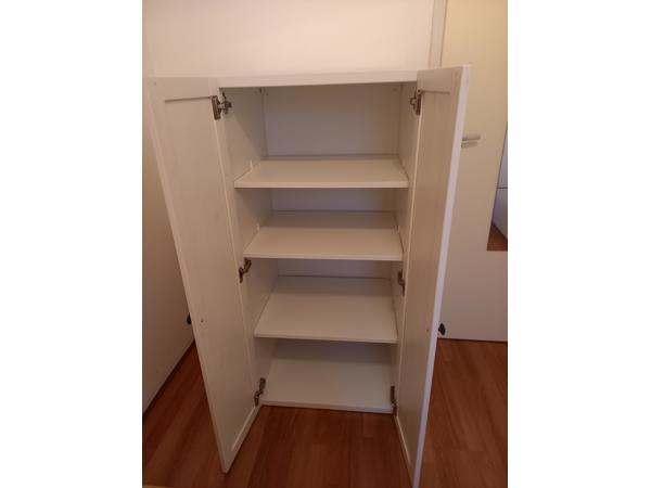 Witte Ikea kast met 3 legplanken en 2 deuren in goede staat