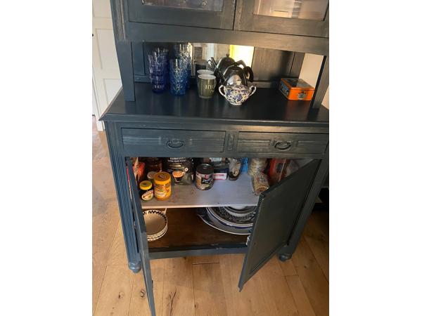 Servieskast in 2 delen. Blauw geverfd (verf wordt meegeleverd)