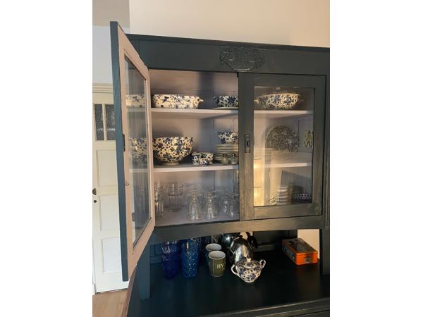 Servieskast in 2 delen. Blauw geverfd (verf wordt meegeleverd)