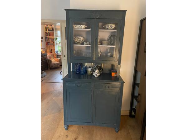 Servieskast in 2 delen. Blauw geverfd (verf wordt meegeleverd)