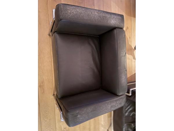 twee leren donderbruine stoelen met prachtig chromen frame.