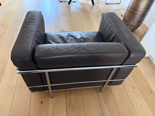 twee leren donderbruine stoelen met prachtig chromen frame.