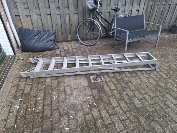 Losstaande trap, staat zelfstandig. Ongeveer 2 meter hoog.