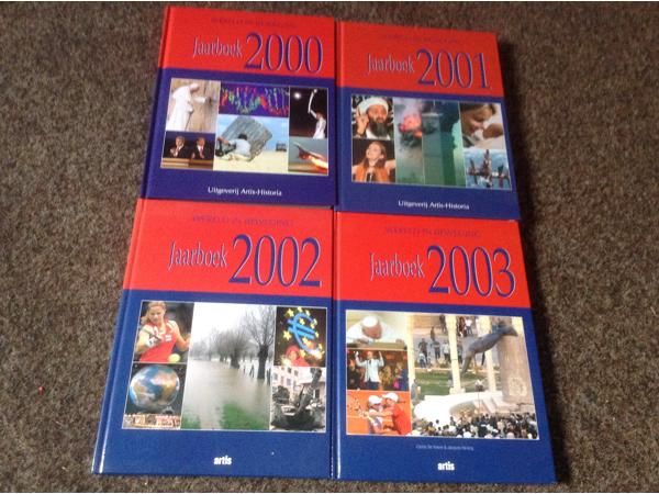 Jaarboeken (16stuks ) van 1988 tot 2003 in het Nederlands