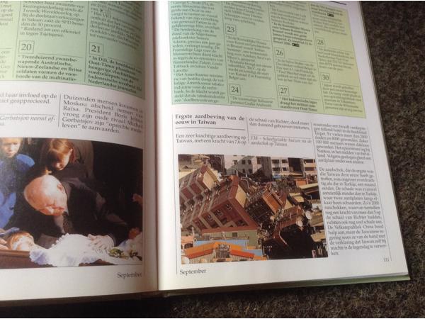 Jaarboeken (16stuks ) van 1988 tot 2003 in het Nederlands