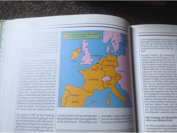 Jaarboeken (16stuks ) van 1988 tot 2003 in het Nederlands