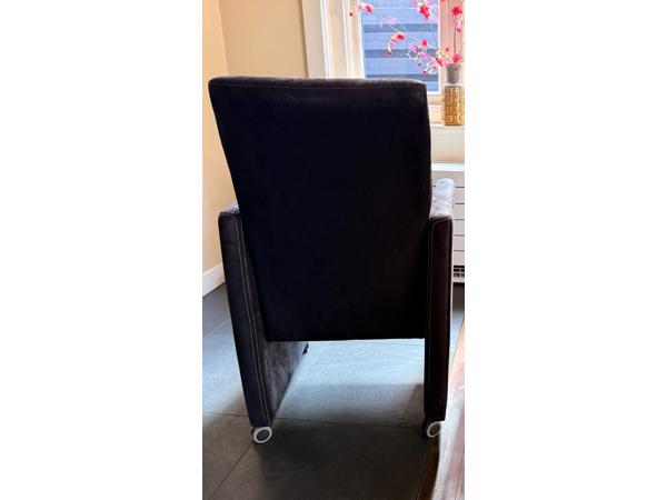 2 nette zwarte eetkamerstoelen (stof)