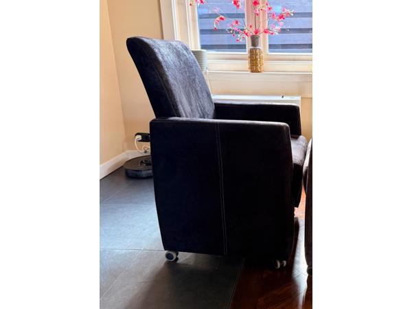 2 nette zwarte eetkamerstoelen (stof)