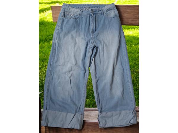 wijde jeans driekwart lang met omslagpijp lichtblauw 32 M/L