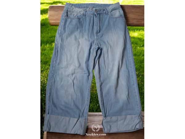 wijde jeans driekwart lang met omslagpijp lichtblauw 32 M/L