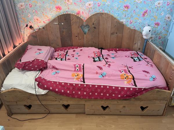 Steigerhouten bed