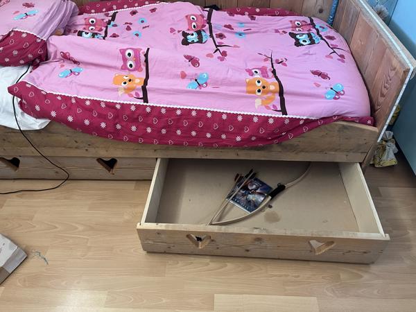 Steigerhouten bed
