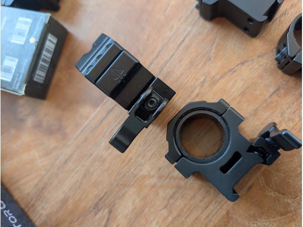 Dempers, Kijkertje en geweerriem.