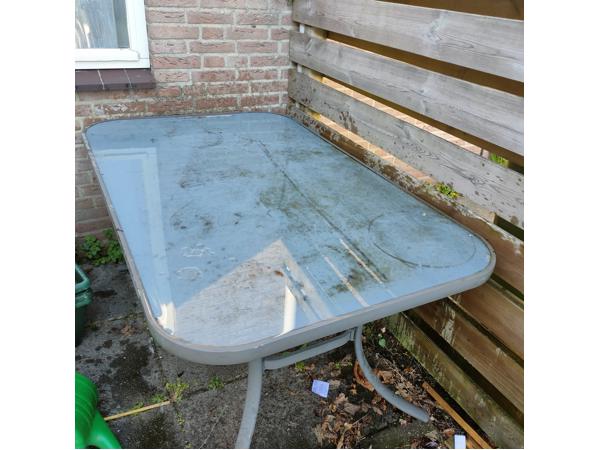 Glazen buiten tafel