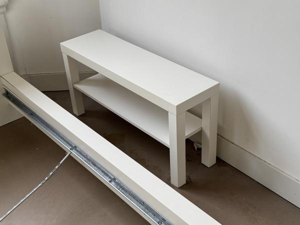 Bedframe & nachtkastje IKEA wit