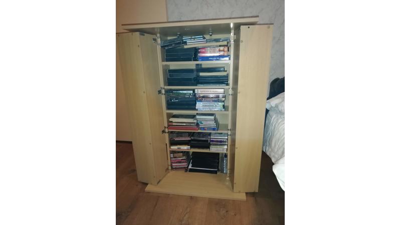 omroeper winkelwagen Onderstrepen CD/DVD kast van licht hout in Amsterdam - Huis en Inrichting, Kasten en  Berging - Markanda