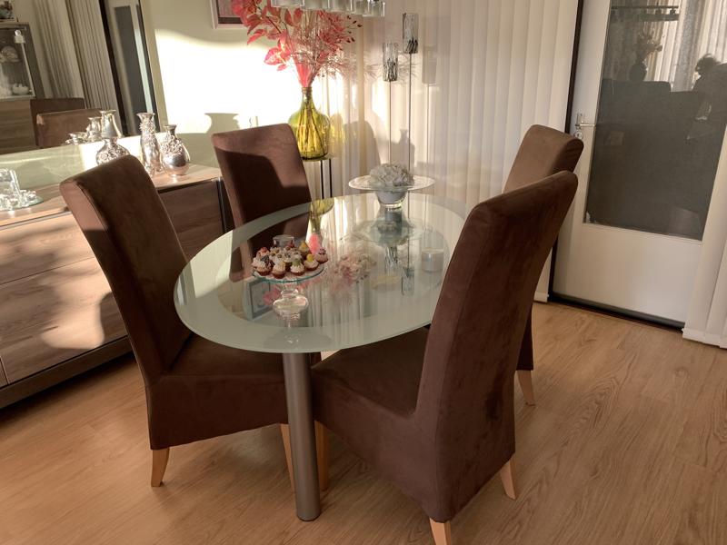 Bouwen op zuigen Vermaken Glazen tafel met 4 bruine stoelen en glazen bijzet tafeltje in Geleen -  Huis en Inrichting, Tafels en Eethoeken - Markanda